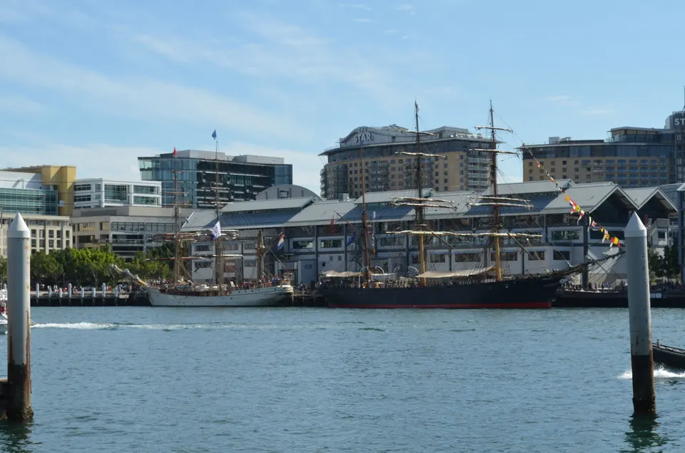Barcos históricos y fragatas amarradas en el Australian National Maritime Museum en Darling Harbour.