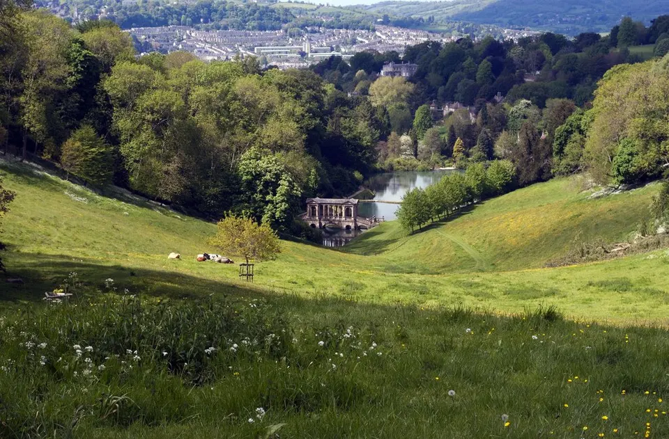 El Puente Palladiano en los jardines paisajísticos de Prior Park, Bath.