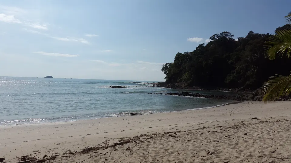 Vista de la playa de Manuel Antonio y punta Catedral. Parque Nacional Manuel Antonio, Quepos, Costa Rica. en manuel-antonio