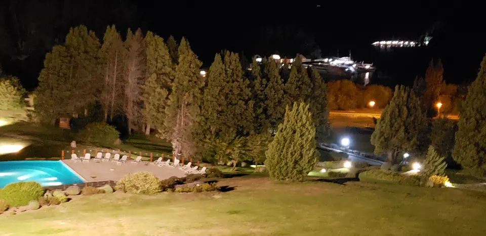 El histórico Hotel Llao Llao iluminado sobre las colinas del Circuito Chico entre los lagos Moreno y Nahuel Huapi.