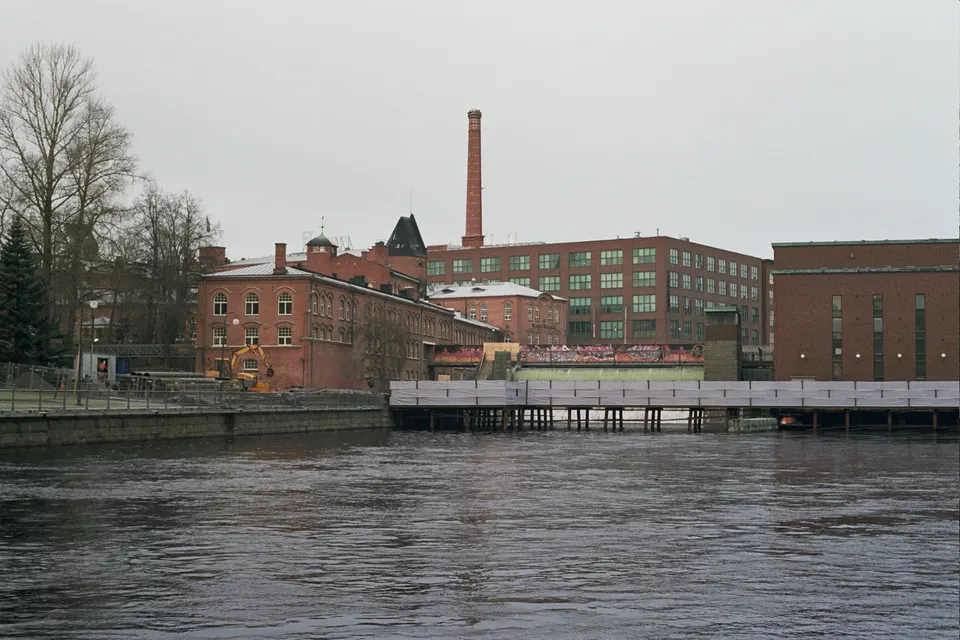 Molinos y fábricas textiles históricas de ladrillo rojo a lo largo de los rápidos de Tammerkoski en Tampere.