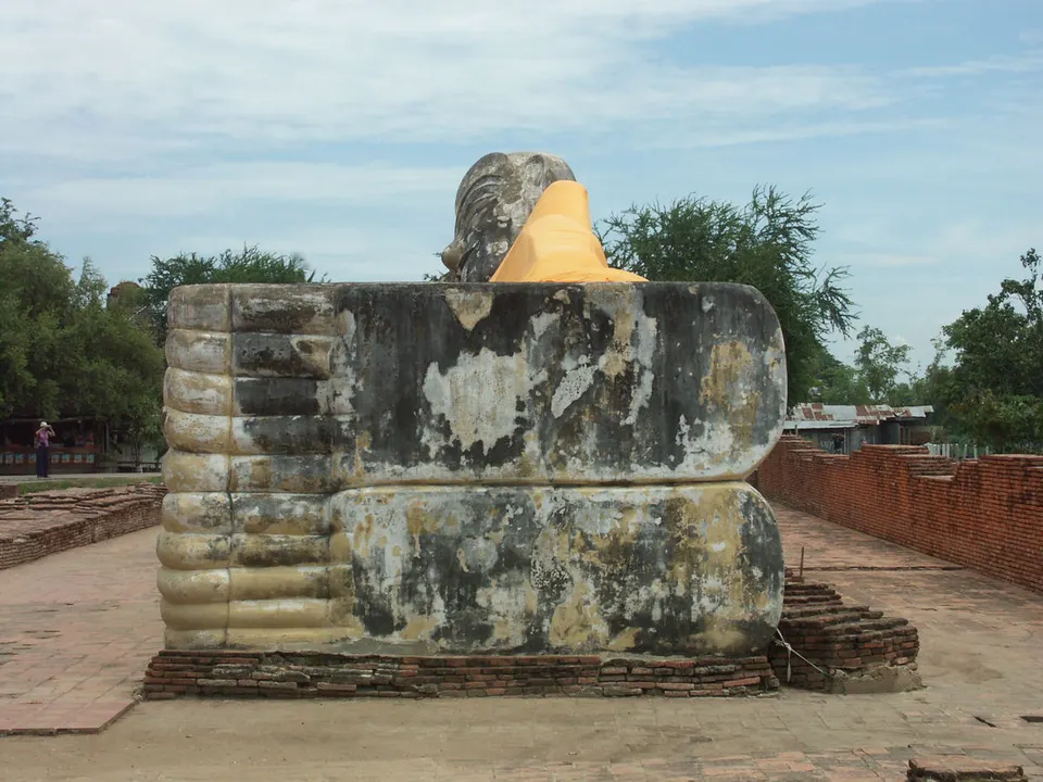 Gran estatua de Buda Reclinado de 42 metros de largo al aire libre en Wat Lokayasutharam, Ayutthaya.