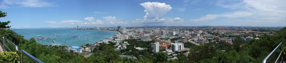 Vistas panorámicas en forma de media luna de la bahía y rascacielos de Pattaya desde Khao Pattaya Hill.