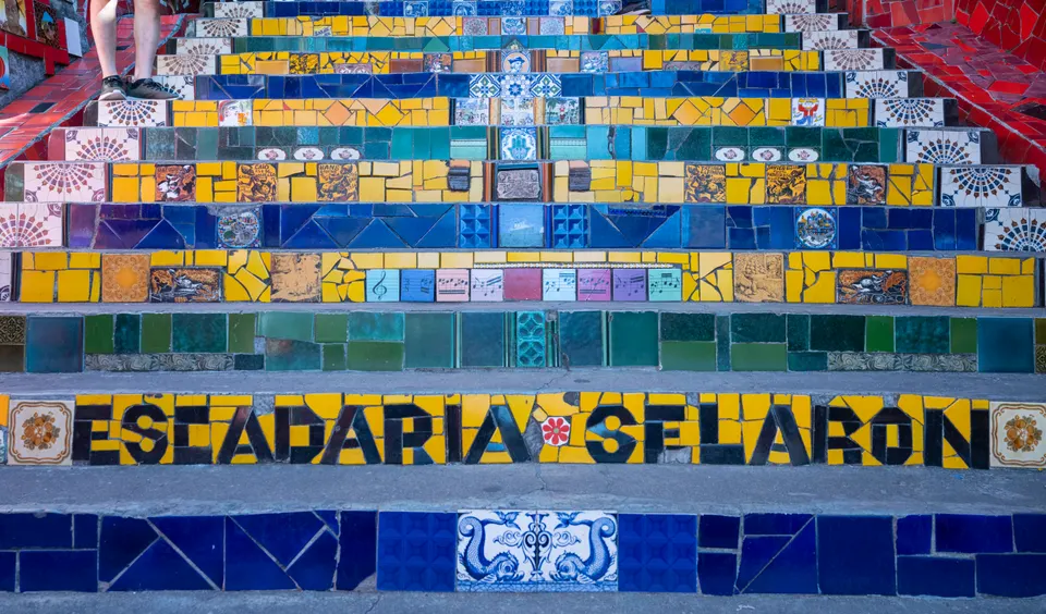 Coloridos escalones de cerámica artesanal de la Escadaria Selarón uniendo los barrios de Lapa y Santa Teresa en Río de Janeiro.