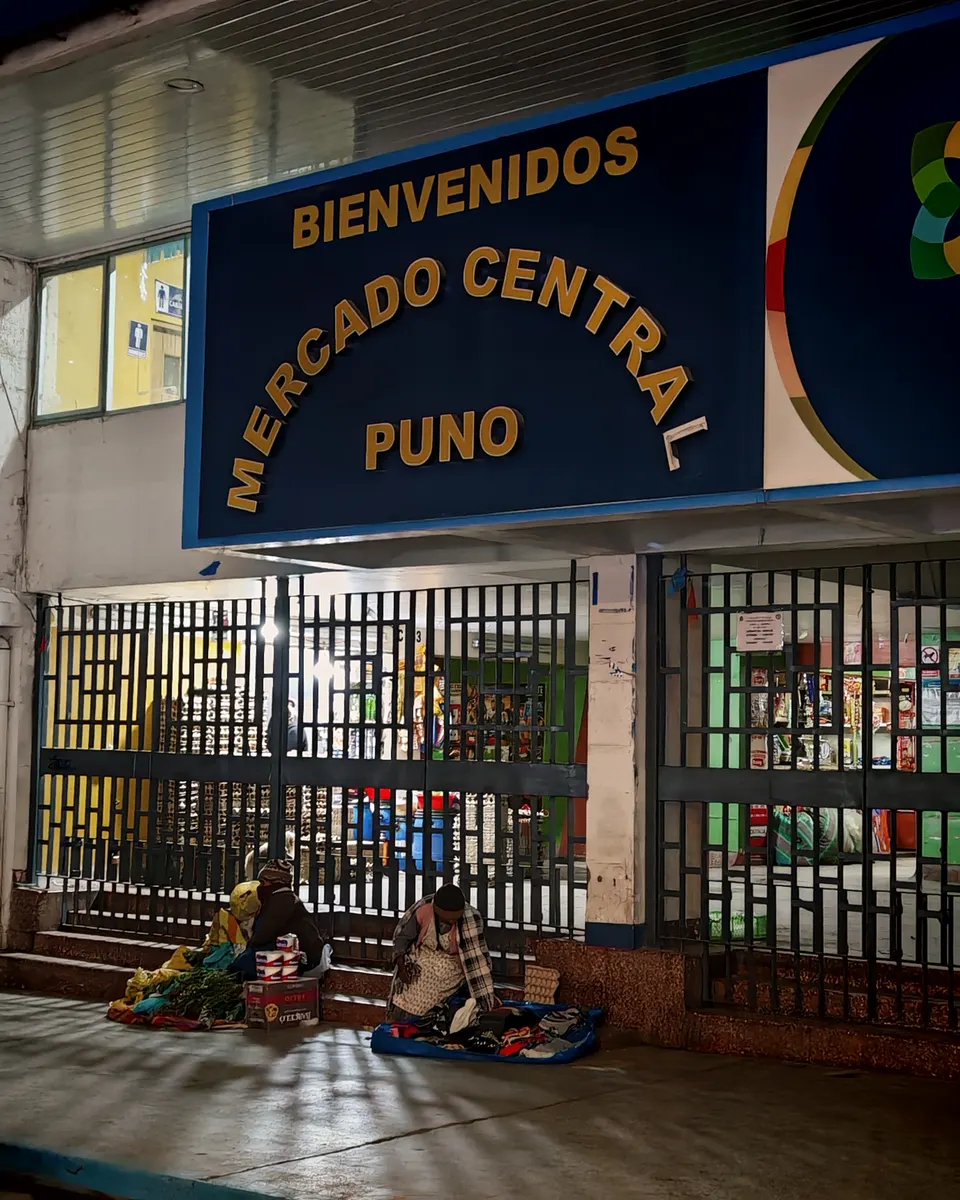 Puestos tradicionales de quesos andinos, papas nativas y productos del altiplano en el Mercado Central de Puno