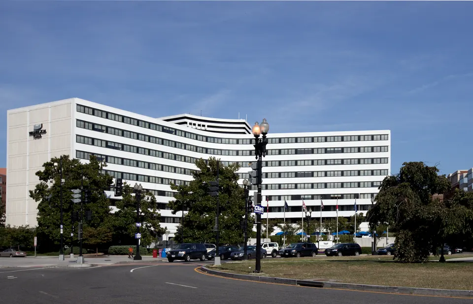 Title: Washington Plaza Hotel, Thomas Circle, Washington, D.C
Physical description: 1 photograph : digital, TIFF file, c en miami