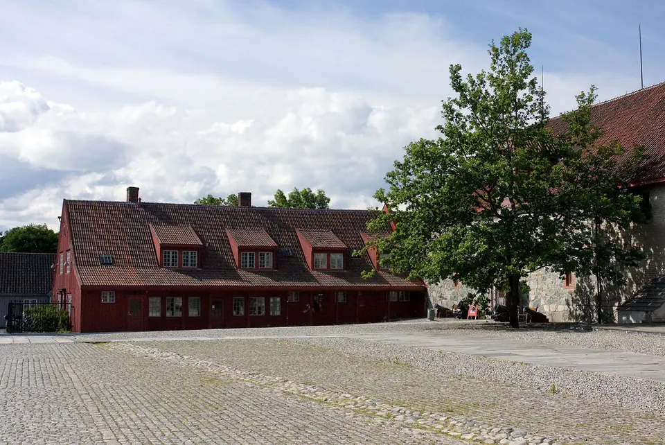 Muros de piedra medievales y patio de armas del Palacio del Arzobispo Erkebispegården en Trondheim.