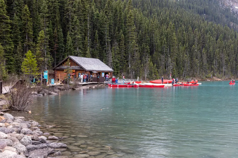 Aguas turquesas del lago Louise y glaciares en el Parque Nacional Banff, Alberta.