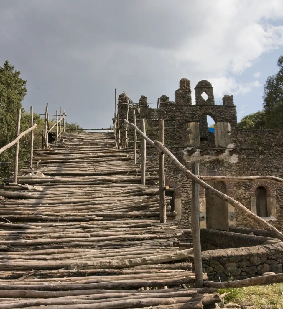 Pabellón de piedra rodeado por el gran estanque ceremonial de los Baños de Fasilides en Gondar.