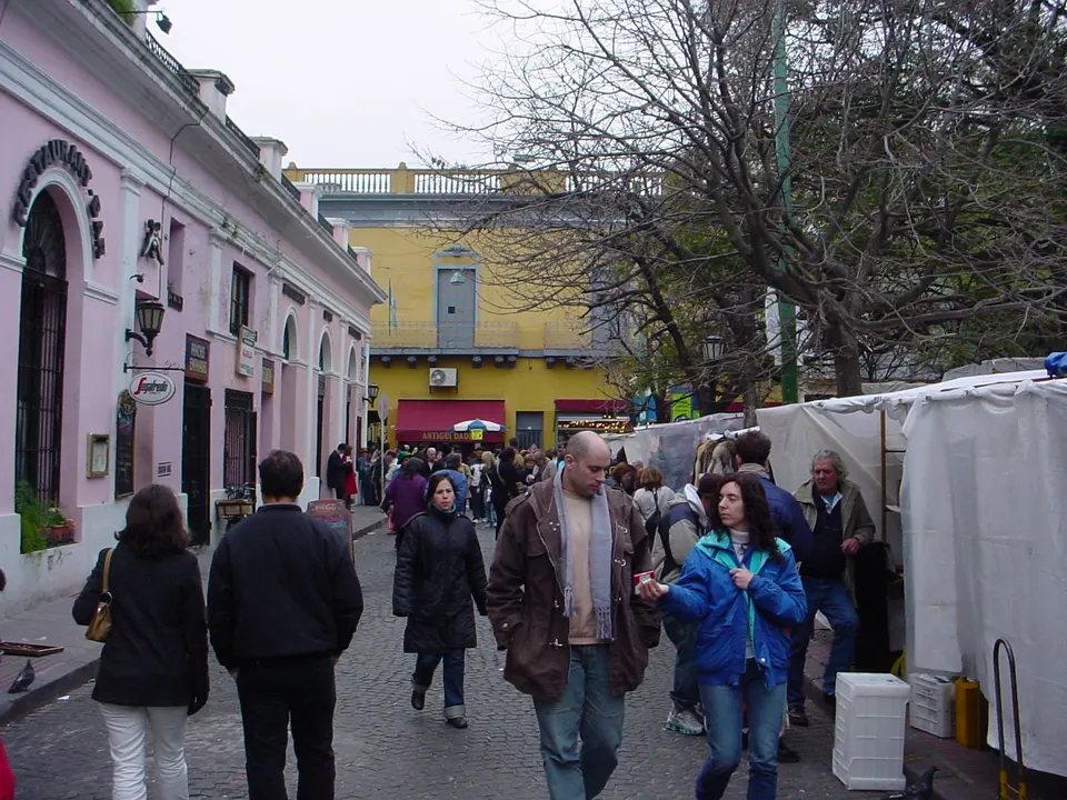 Puestos de antigüedades, artistas y adoquines coloniales en la Feria de San Telmo y Plaza Dorrego.