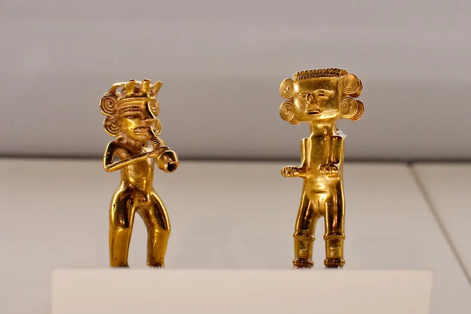 Gold figures (musician at the left and a dancer to the right) in the Museo del Oro Precolombino, San Jose, Costa Rica. en san-jose