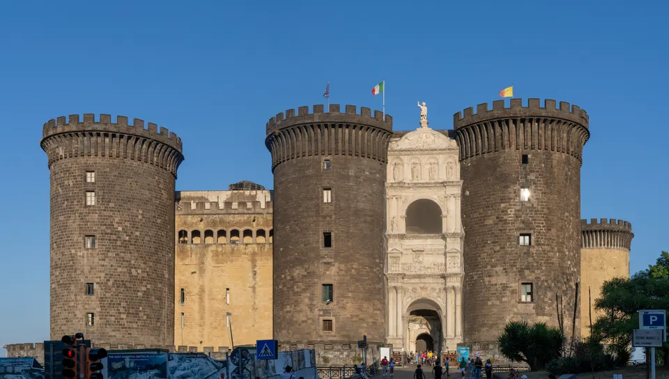 El arco triunfal de entrada al Castel Nuovo, entre sus torres.