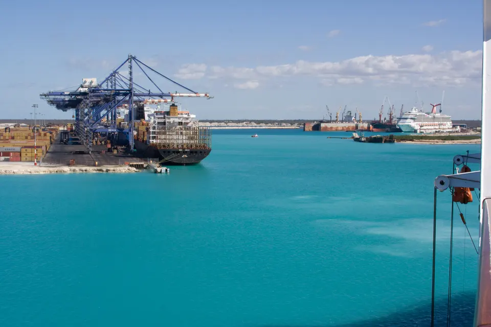 Puerto de Freeport, Gran Bahama, con un crucero de fondo.