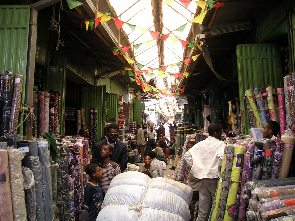 Bullicioso ambiente de compras y tenderetes al aire libre en el gran mercado Merkato de Addis Abeba.