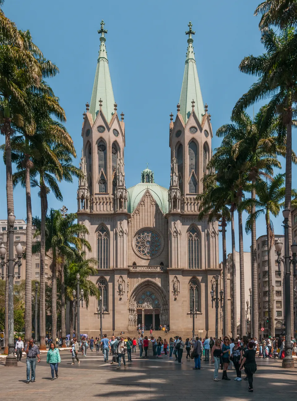 Fachada neogótica con cúpula renacentista de la Catedral Metropolitana de São Paulo en la céntrica Plaza da Sé.