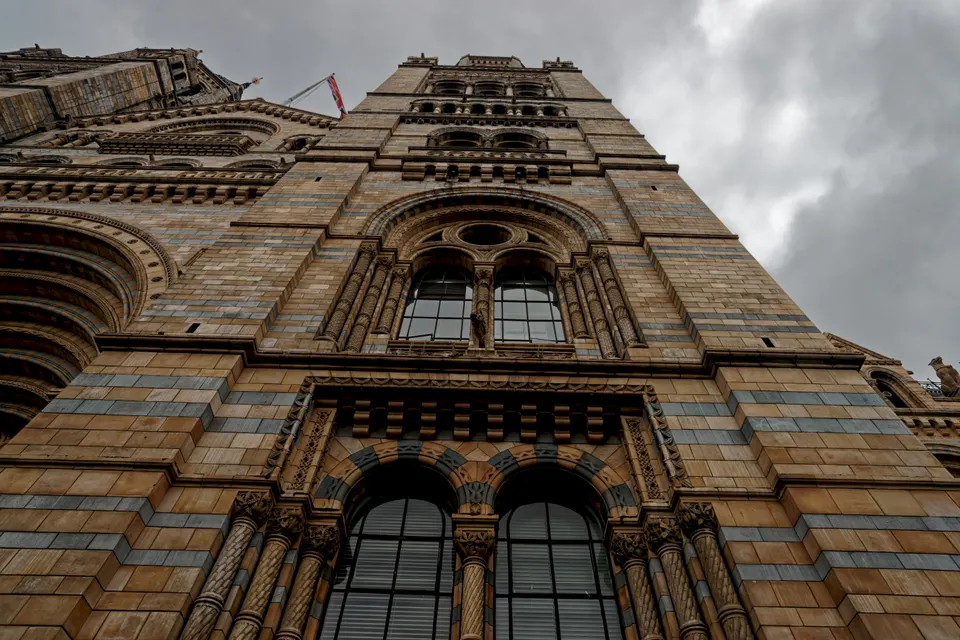 Fachada de terracota románica victoriana del Museo de Historia Natural en Cromwell Road, diseñada por Alfred Waterhouse.