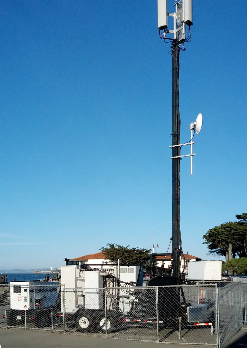 Torre de telecomunicaciones y antenas celulares que proveen cobertura móvil inalámbrica.