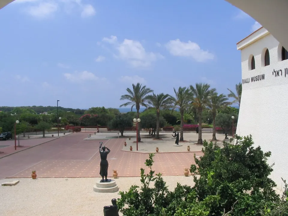 רחבת הכניסה למוזיאון ראלי, קיסריה en punta-del-este