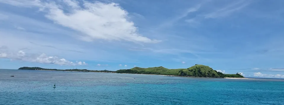 Panorámica costera de la isla de Mana con sus extensas playas de arena y laguna protegida por arrecifes.