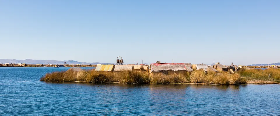 Viviendas cónicas de totora y plataformas flotantes construidas a mano sobre las aguas del lago por el pueblo de los Uros