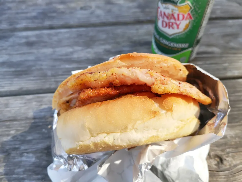 Sándwich clásico de peameal bacon en panecillo suave de panadería tradicional en Toronto.