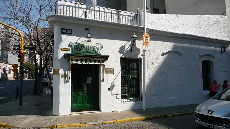 Fachada histórica de la tanguería El Viejo Almacén en la emblemática esquina de Balcarce e Independencia en San Telmo.