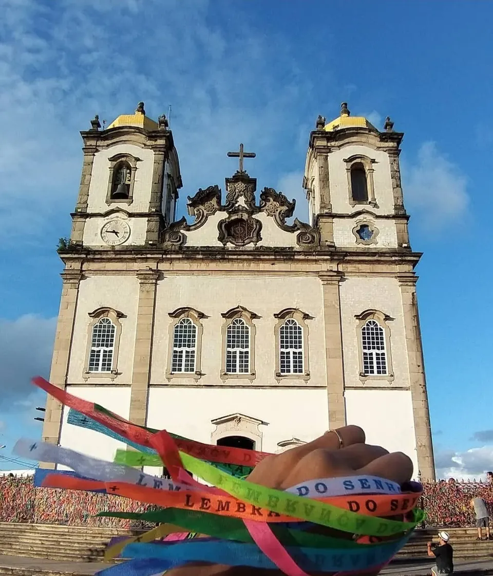 Fachada rococó de la Iglesia de Nosso Senhor do Bonfim con miles de cintas devocionales multicolores atadas a su reja.