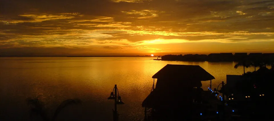 Atardecer en la laguna Nichupté. en cancun