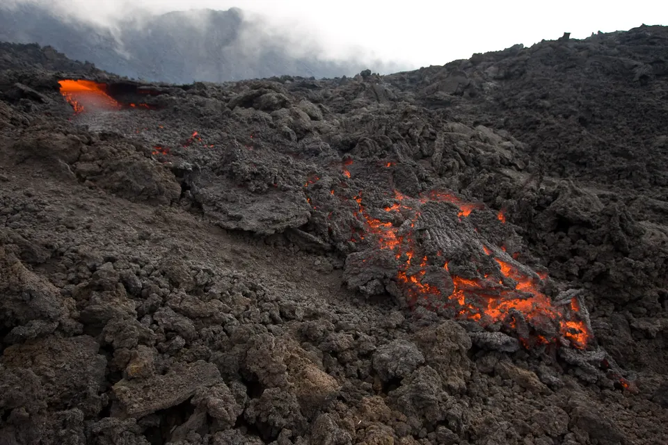 Senderistas recorriendo los campos de lava petrificada y escoria volcánica en el Volcán de Pacaya.