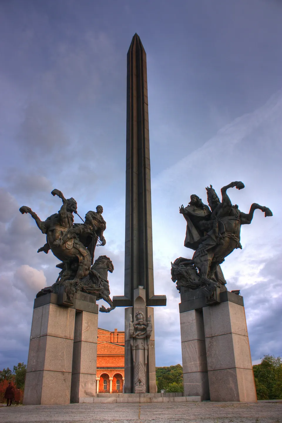 Monumento a la dinastía Asen con los cuatro zares a caballo alrededor de la espada de bronce.