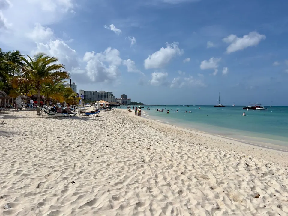 Arena blanca y aguas turquesas de Palm Beach, Aruba.