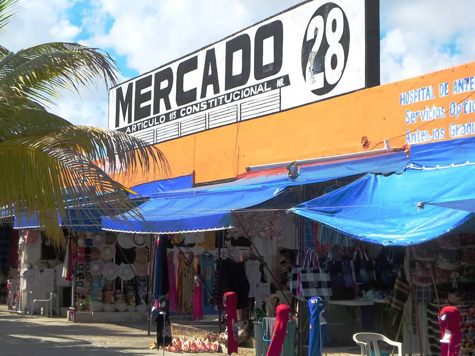 The largest souvenir market in Cancun Centro is Mercado 28 with a few atmospheric outdoor restaurants and some kiosks se en cancun