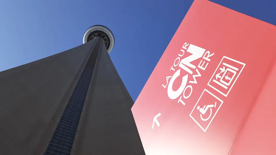 Vista vertical hacia la aguja y la cápsula de observación de la Torre CN en Toronto.
