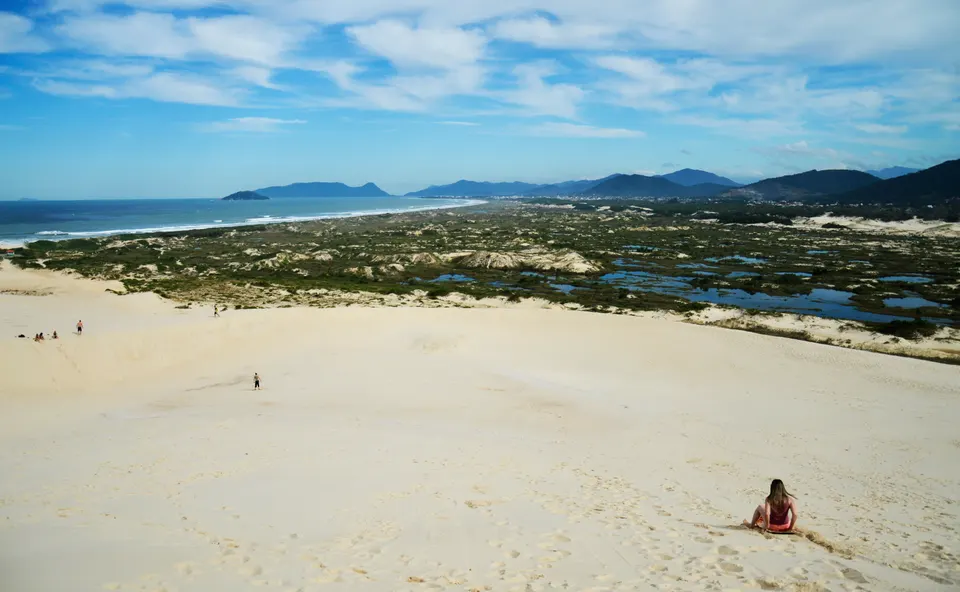 Las monumentales dunas de arena blanca de la Praia da Joaquina ideales para el sandboard en Florianópolis.
