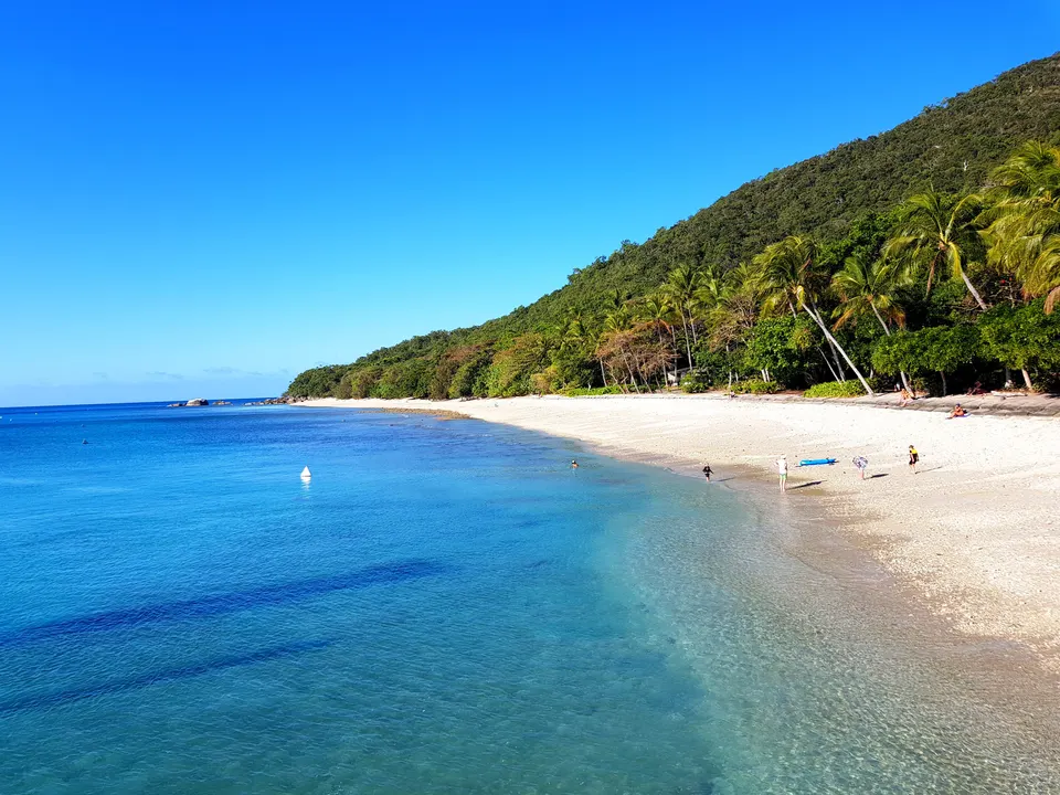 Aguas turquesas y arrecifes costeros en la paradisíaca Nudey Beach de Fitzroy Island.