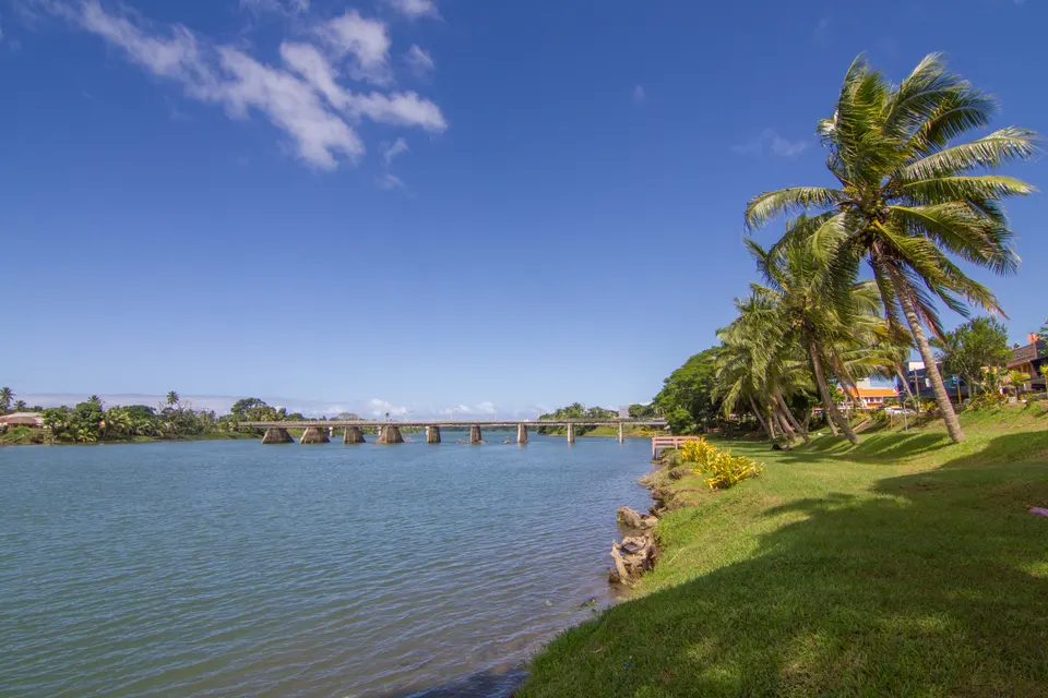 El caudaloso río Sigatoka abriéndose paso a través del frondoso y fértil valle interior de Viti Levu.