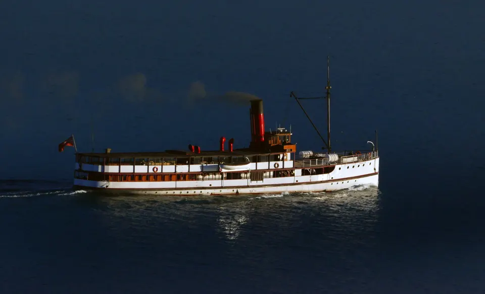 El histórico barco de vapor de vapor TSS Earnslaw navegando por las aguas del lago Wakatipu.