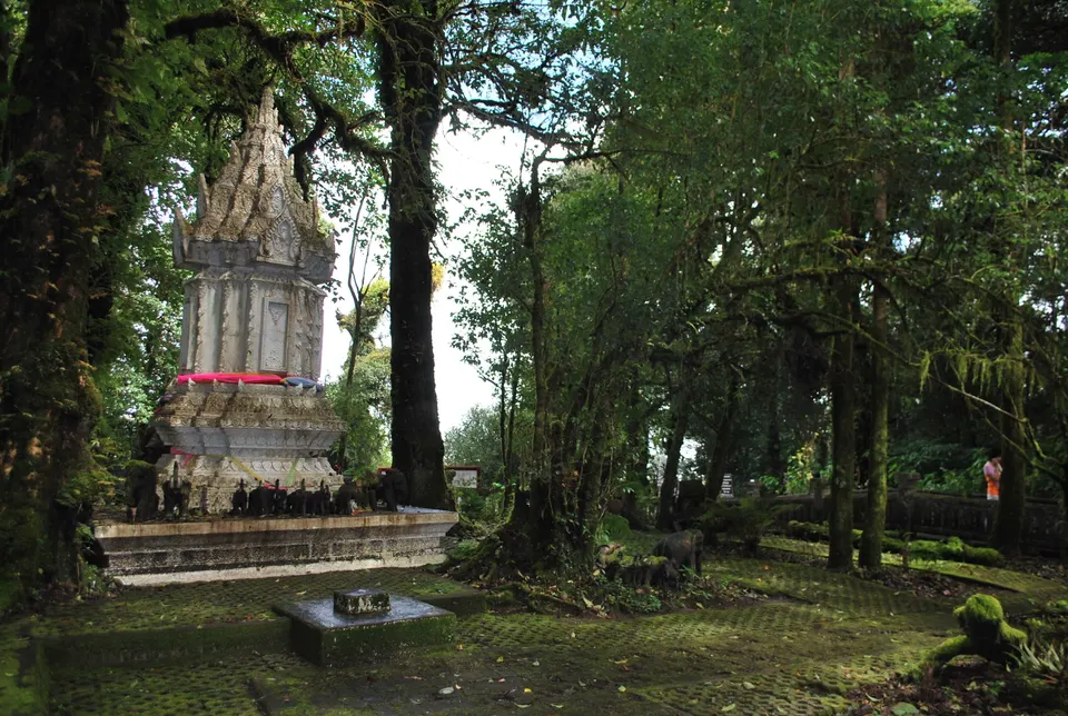 Las pagodas reales gemelas rodeadas de jardines florales en la cima de Doi Inthanon, Chiang Mai.
