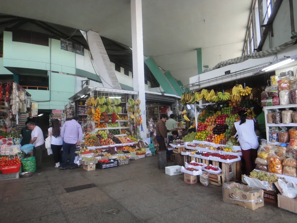 Colorido puesto de frutas tropicales andinas y amazónicas como chirimoya, lúcuma y maracuyá en un mercado limeño