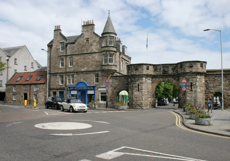 La puerta medieval de West Port, entrada histórica a South Street en St Andrews.