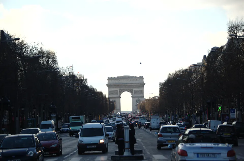 El Arco del Triunfo visto desde los Campos Elíseos en París.