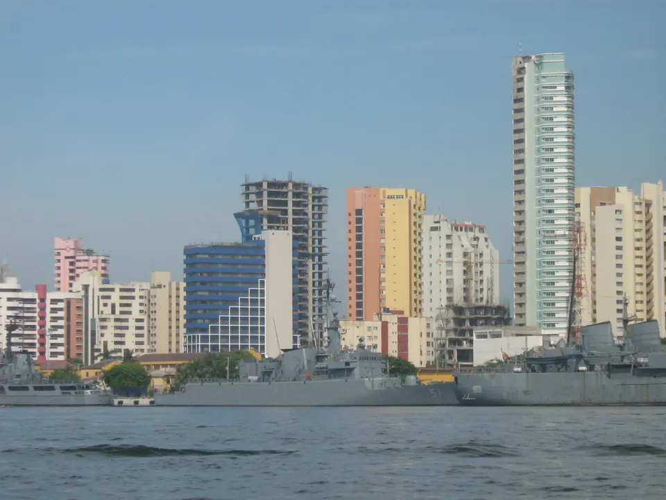 Línea de rascacielos residenciales y hoteles modernos a lo largo de la península de Bocagrande