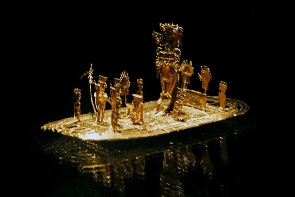 La legendaria Balsa Muisca de oro precolombino en la sala dorada del Museo del Oro de Bogotá