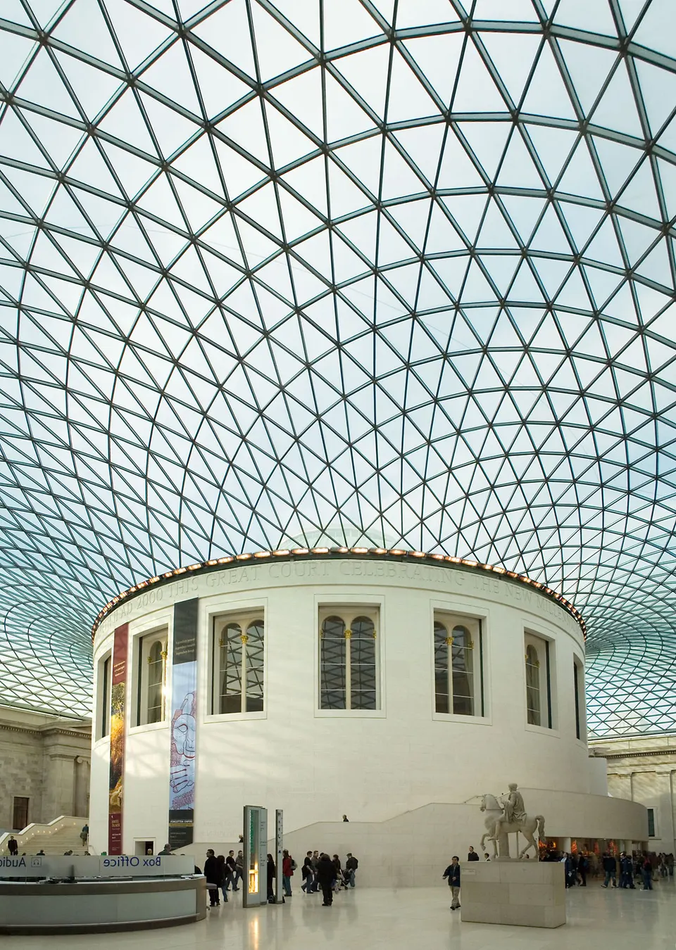 Bóveda acristalada del Gran Atrio Reina Isabel II en el Museo Británico, diseñada por Norman Foster.