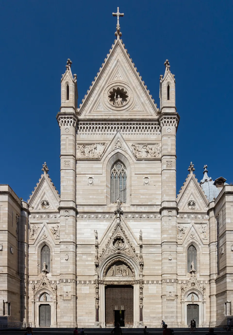 La fachada del Duomo de Nápoles, dedicado a San Genaro.