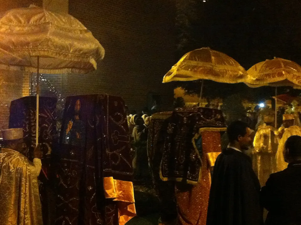 Devotos cristianos ortodoxos etíopes vestidos con túnicas blancas shamma durante una festividad sagrada.