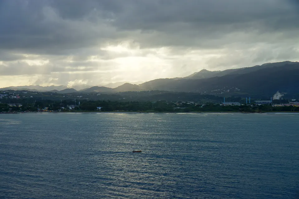 Atardecer sobre Sunset Drive, en Montego Bay, Jamaica.