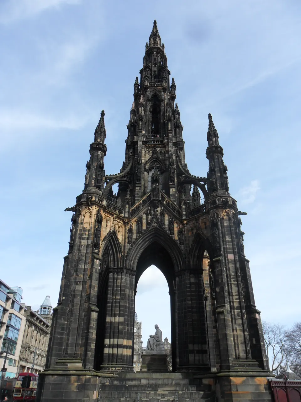 El Scott Monument, en Princes Street Gardens, Edimburgo.