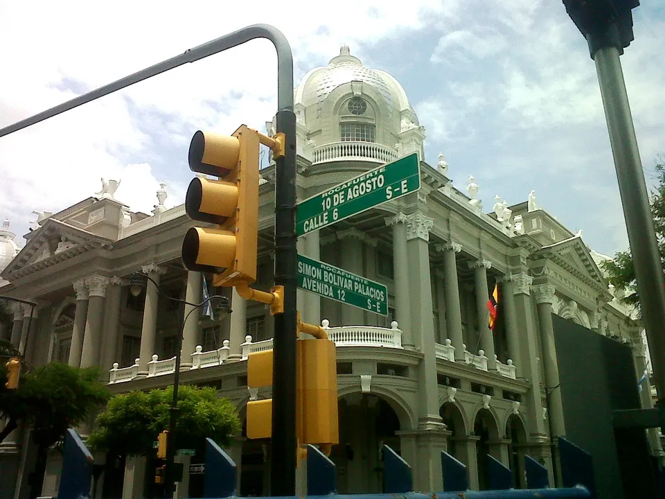 Palacio Municipal ubicado en Malecón Simón Bolívar Palacios y calle 10 de Agosto. en guayaquil