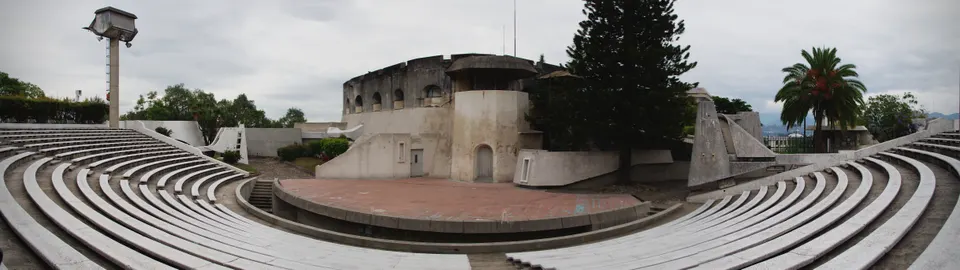 Arquitectura vanguardista inspirada en volcanes mayas del Centro Cultural Miguel Ángel Asturias.